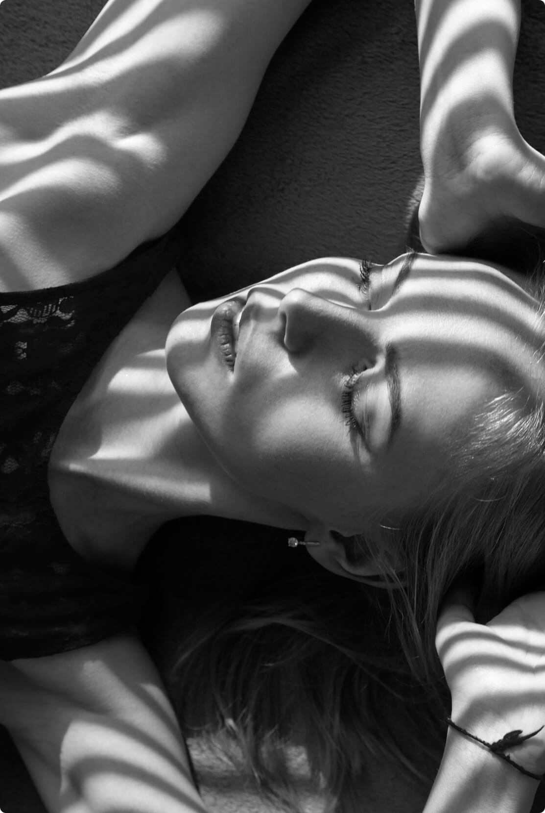 女性の後ろ姿の写真